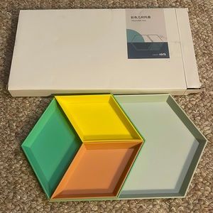 Geometric tray